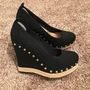 Black Aldo wedges.